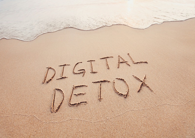 PLANNING A DIGITAL DETOX THIS SUMMER? HERE’S HOW TO SUCCEED